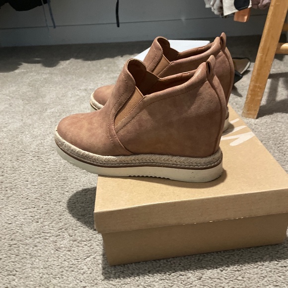 Shoes - Picture 6 of 8